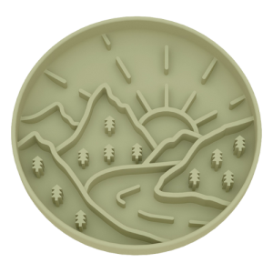 Ciotola cane antiringhio verde in silicone con rilievo montagna e sole, ideale per pasti più lenti e sani.